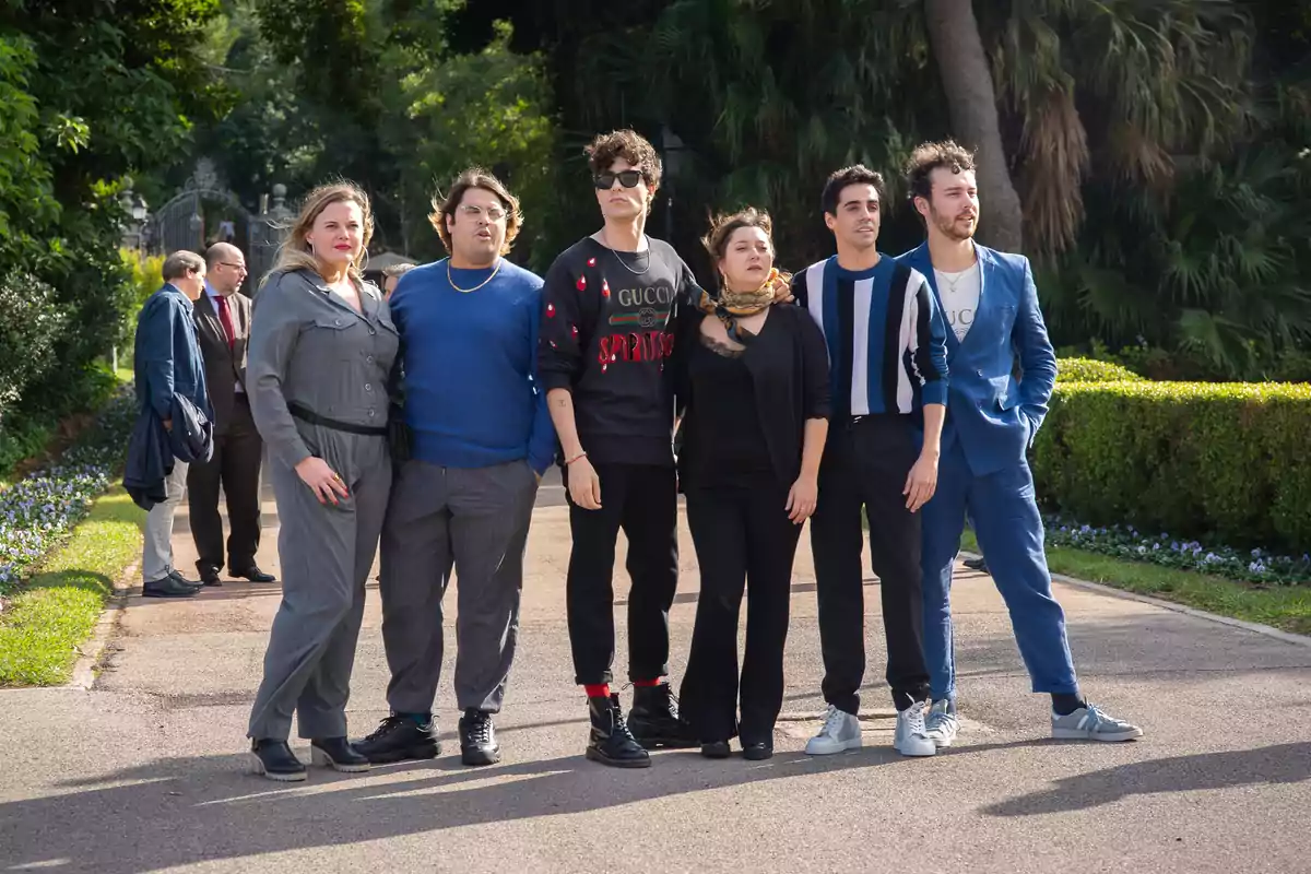 Un grupo de personas posando juntas en un camino rodeado de vegetación.