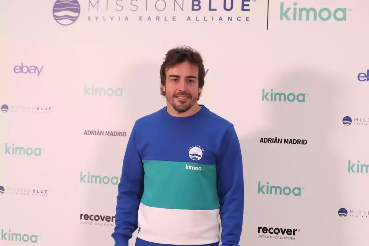 El piloto español, Fernando Alonso, posa ante los medios, antes de la presentación del proyecto solidario 'Mission Blue x Kimoa' en el espacio Ebay, en Madrid (España), a 21 de octubre de 2019.