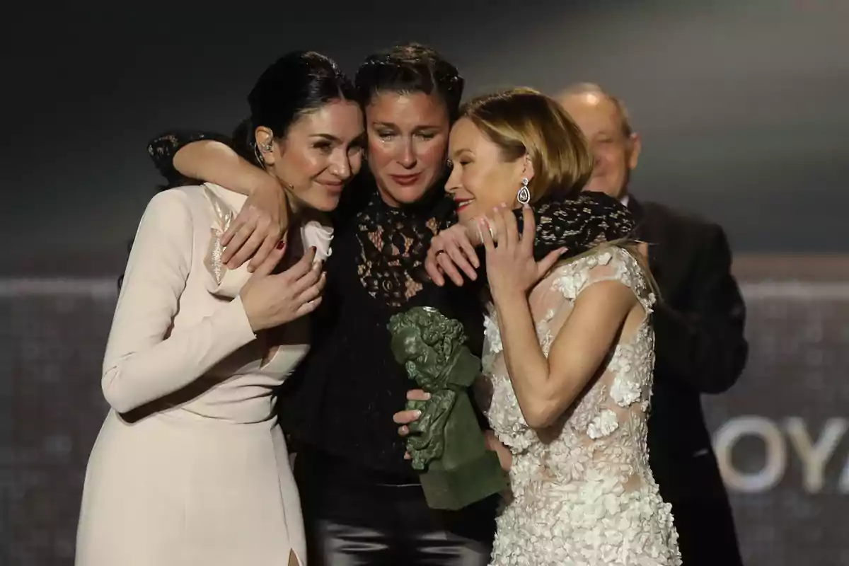 Las hijas de Marisol (I-D) Celia y Tamara Flores y María Esteve recogen el Goya de Honor durante la XXXIV edición de los Premios Goya, en Málaga (Andalucía, España), a 25 de enero de 2020.