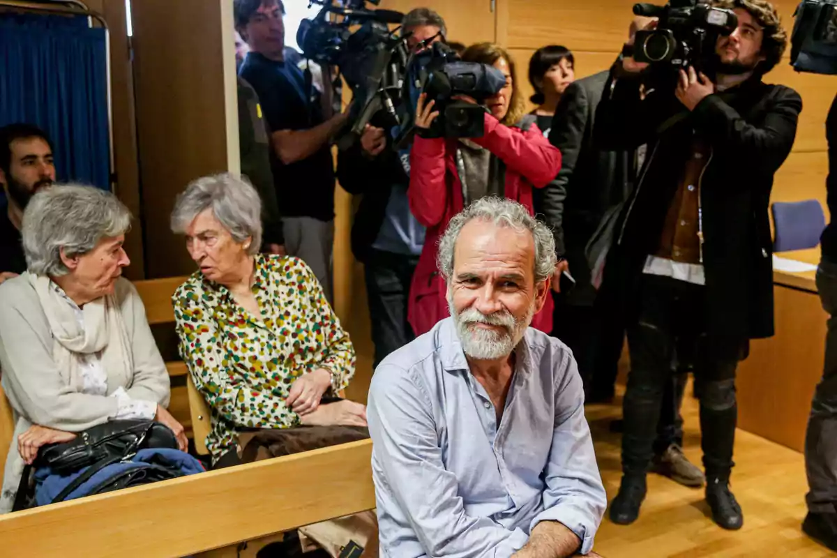 El actor Willy Toledo, sentado en el banquillo de los acusados en el juzgado de lo Penal número 26 de Madrid, donde comienza el juicio en el que se le acusa de delitos contra la libertad de conciencia, ofensa a los sentimientos religiosos y otro delito de obstrucción a la justicia por la publicación en 2017 de insultos conta Dios y a la Virgen por redes sociales