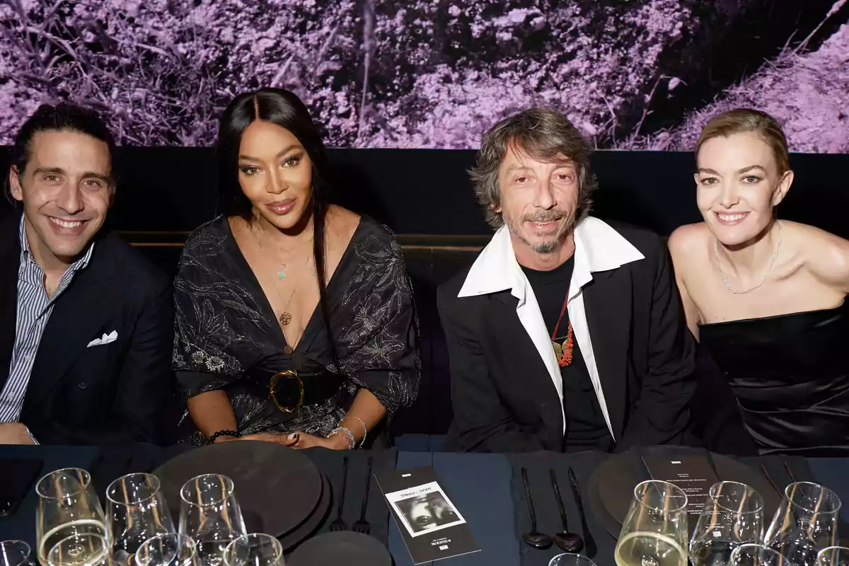 La pareja de la presidenta de Inditex, Marta Ortega, Carlos Torretta; la actriz Naomi Campbell; la futura presidenta de Inditex, Marta Ortega, y el diseñador de moda Pierpaolo Piccioli durante la celebración social previa a la inauguración al público de la exposición ‘Untold Stories’ del fotógrafo Peter Lindbergh en el Muelle de la Batería, a 1 de diciembre de 2021, en A Coruña, Galicia, (España).