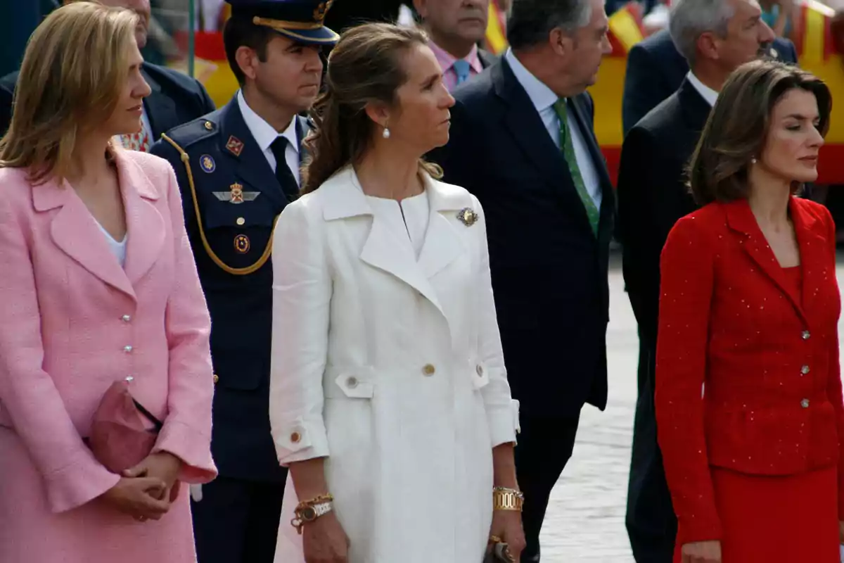 LAS INFANTAS Y LA PRINCESA LETIZIA DURANTE UN ACTO EN 2008