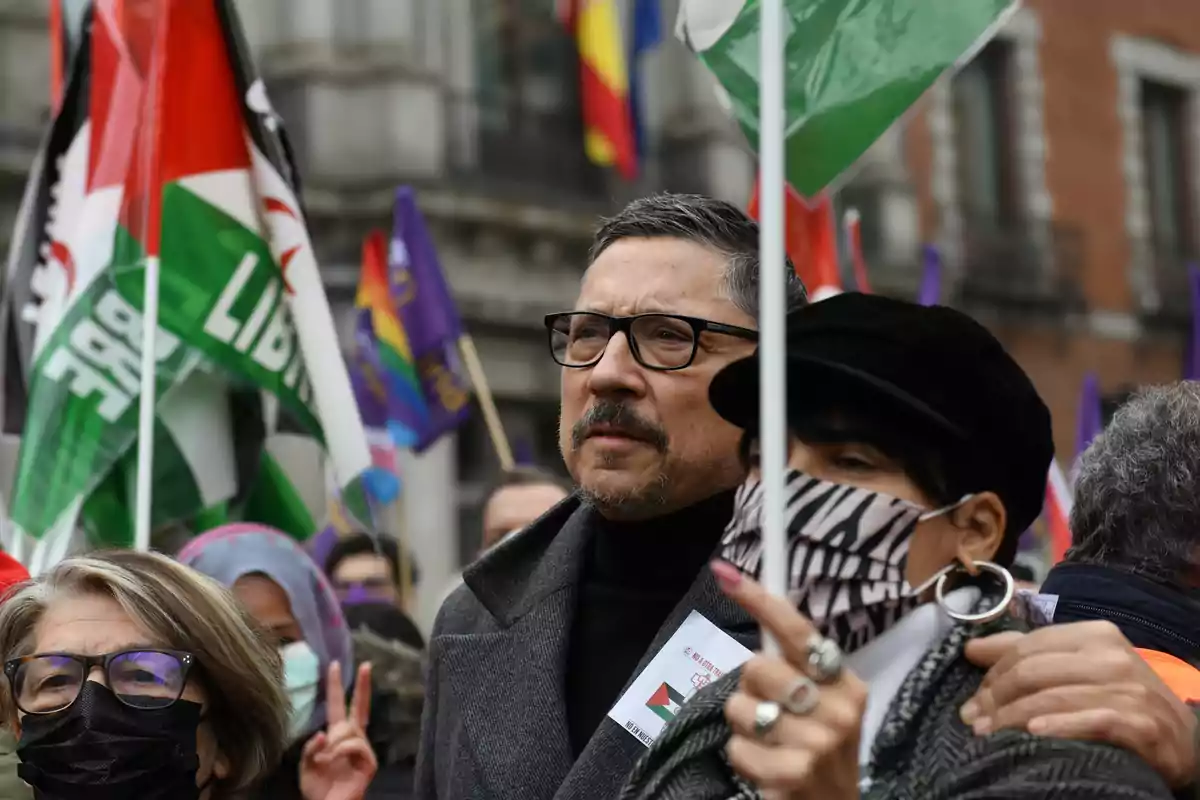 La diputada de Más País-Verdes Equo, Inés Sabanés; el actor, Carlos Bardem, y la directora teatral, Cecilia Gessa; protestan durante una manifestación convocada por la Coordinadora Estatal de Asociaciones Solidarias con el Sáhara (CEAS-Sáhara), frente al Ministerio de Asuntos Exteriores