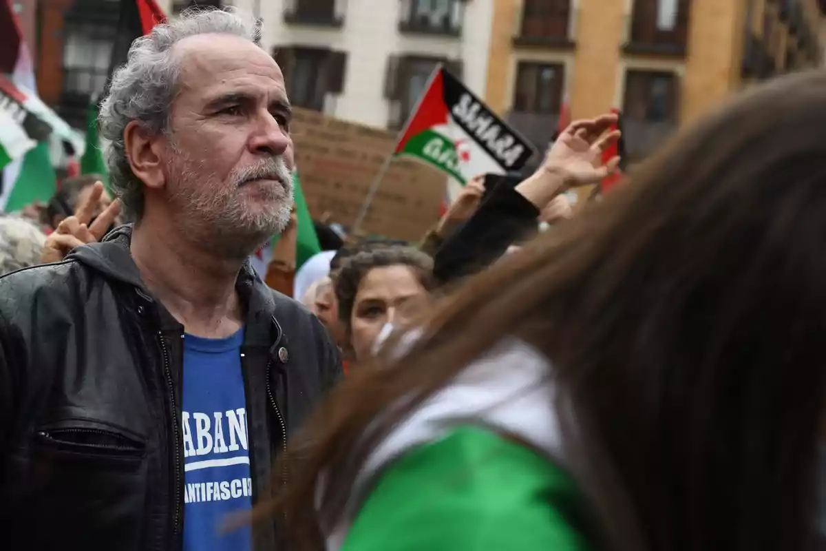 El actor Willy Toledo, durante una manifestación convocada por la Coordinadora Estatal de Asociaciones Solidarias con el Sáhara (CEAS-Sáhara), frente al Ministerio de Asuntos Exteriores, a 26 de marzo de 2022, en Madrid (España).