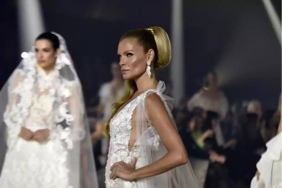 Desfile de moda con modelos luciendo vestidos de novia elegantes y sofisticados.