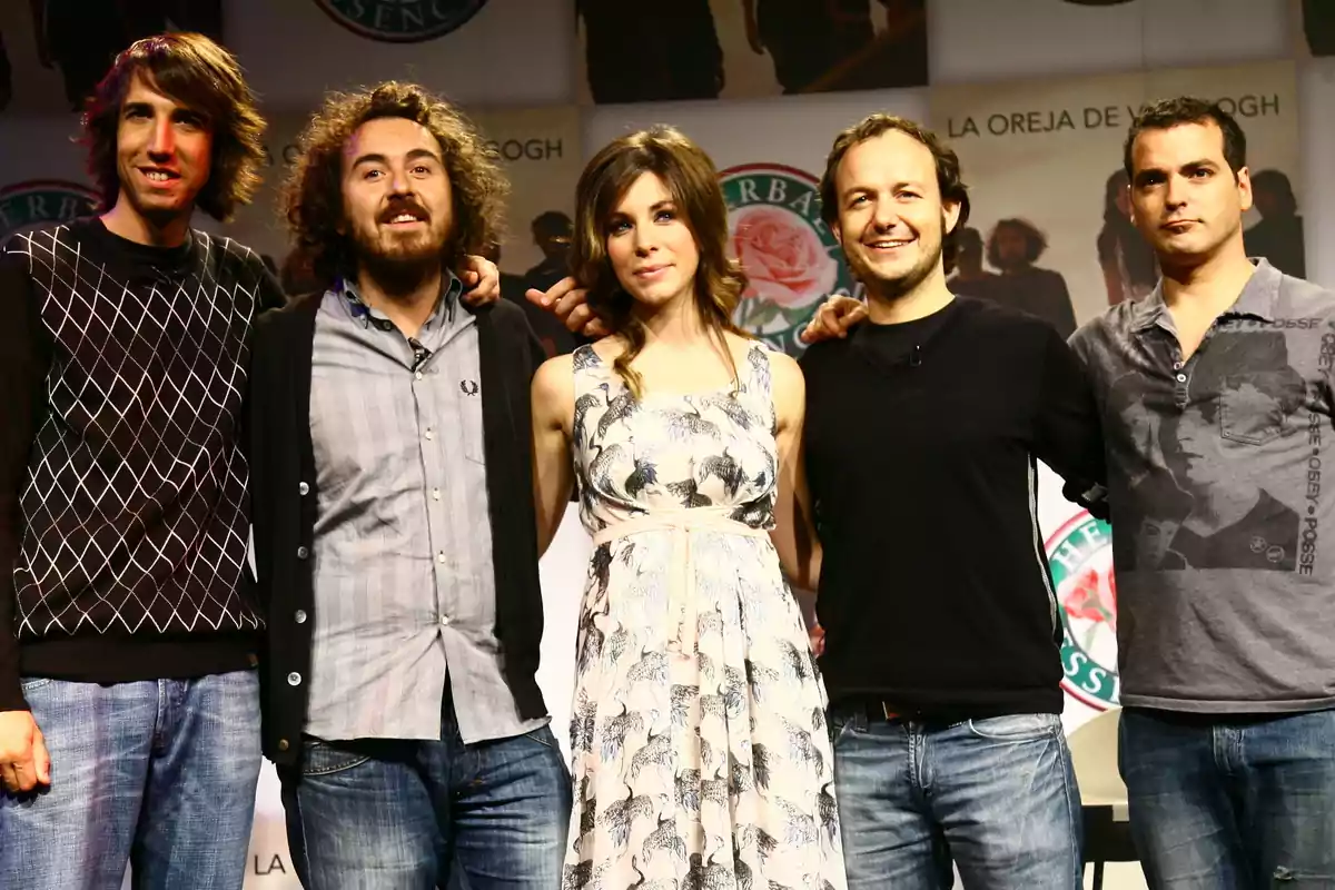 El grupo La Oreja de Van Gogh presenta a Leire Martínez como nueva vocalista y anuncia nuevo disco el 14 de julio de 2008.