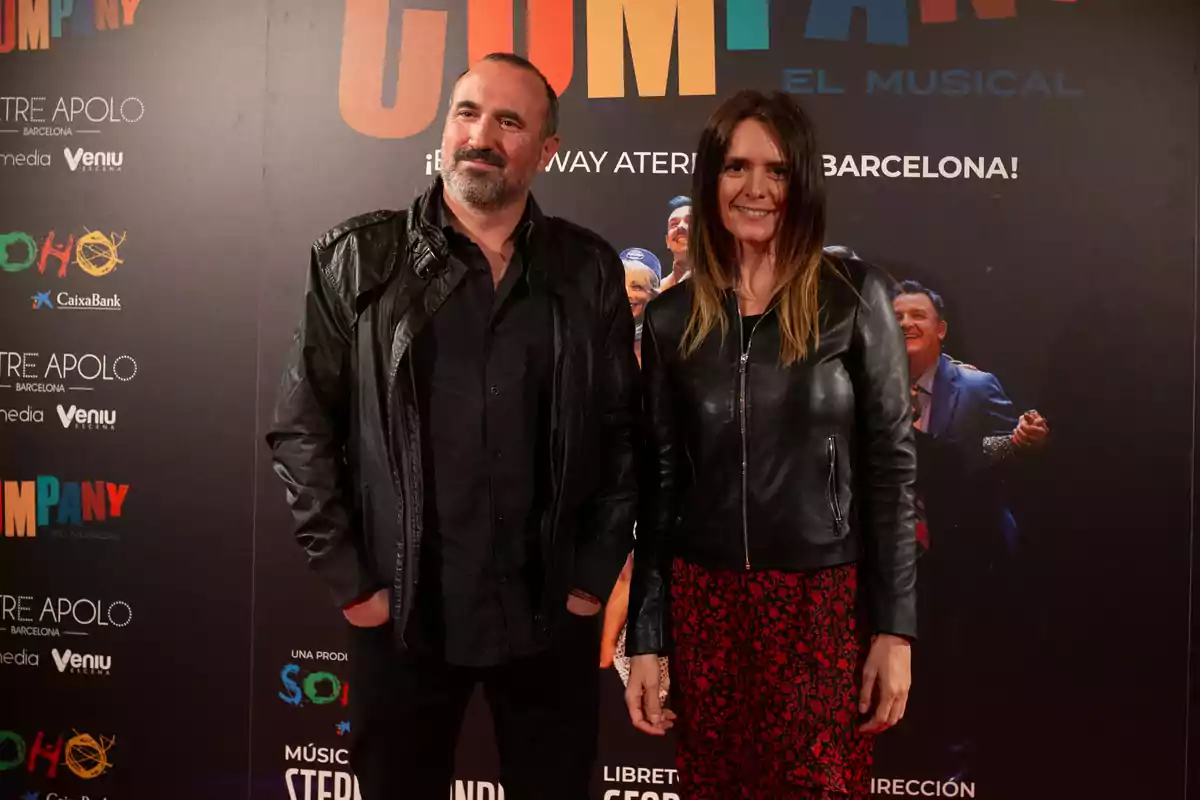 Dos personas posan frente a un cartel promocional del musical Dos personas posan frente a un cartel promocional del musical
