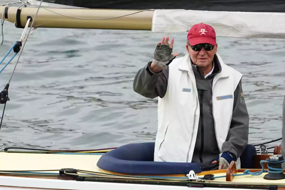 El Rey emérito Juan Carlos (i) a bordo del Bribón en la clausura de la 3ª Regata del IV Circuito Copa de España 2022 de la clase 6 Metros a 22 de mayo de 2022, en Sanxenxo, Pontevedra, Galicia (España).