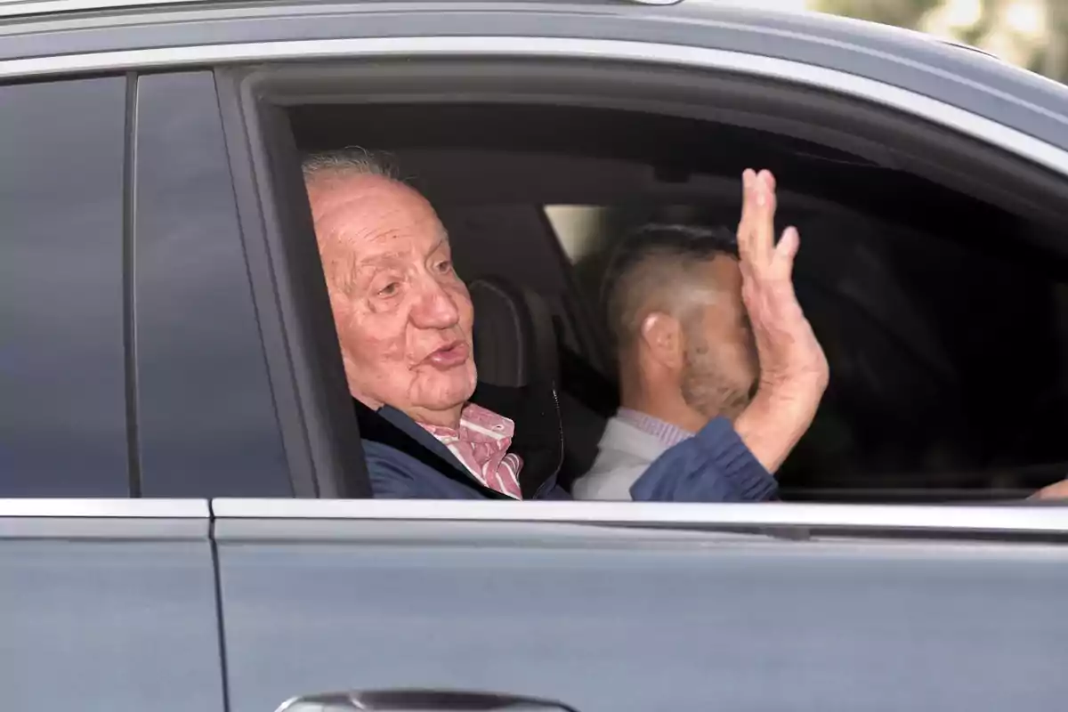 El Rey emérito Juan Carlos I a su salida de Madrid con dirección Abu Dabi tras su visita a España, a 23 de mayo de 2022, en Madrid (España).