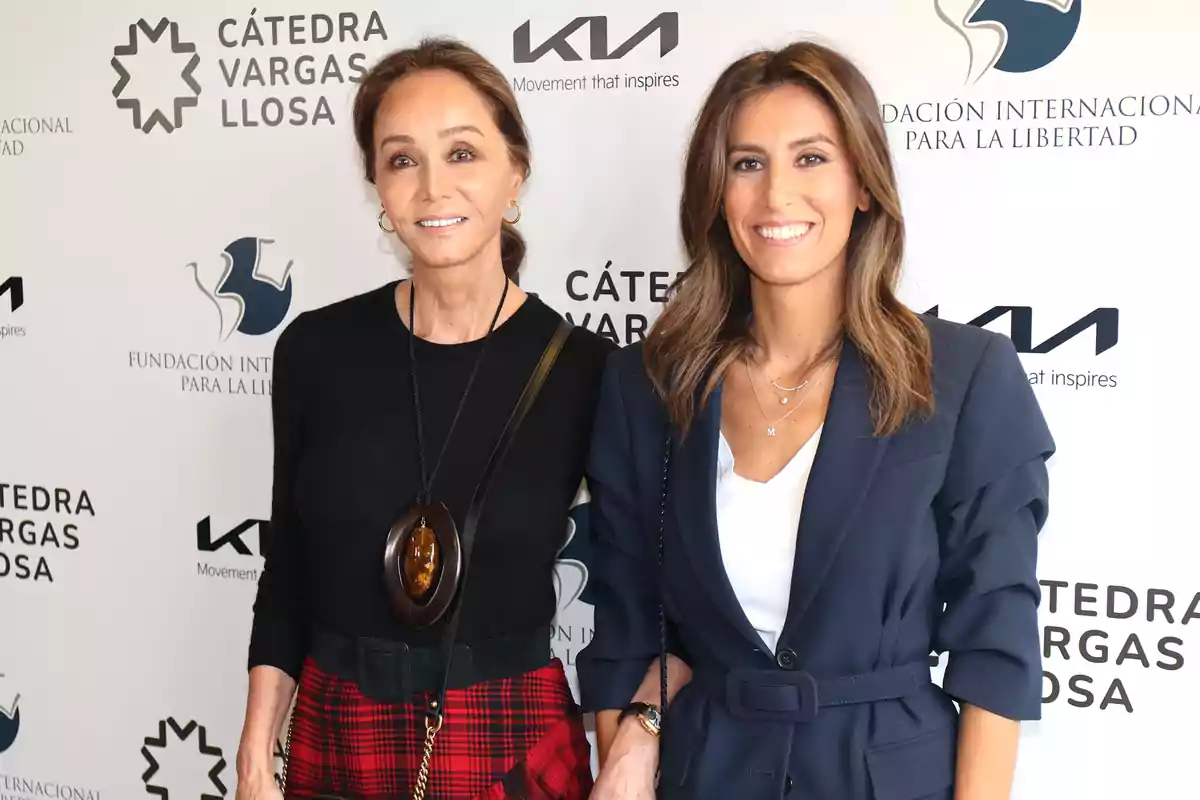 Isabel Preysler y Ana Boyer posan a su llegada a la celebración de la Cátedra Vargas Llosa, a 21 de octubre de 2022, en San Lorenzo de El Escorial (Madrid, España).