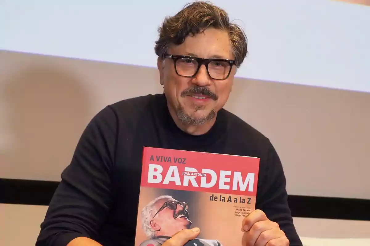 El guionista y escritor español, Carlos Bardem, posa con el libro ‘A viva voz. Juan Antonio Bardem de la A a la Z’ durante el Homenaje al cineasta Juan Antonio Bardem, en la Semana Internacional de Cine de Valladolid (SEMINCI), en el Teatro Zorrila, a 23 de octubre de 2022, en Valladolid, Castilla y León, (España)