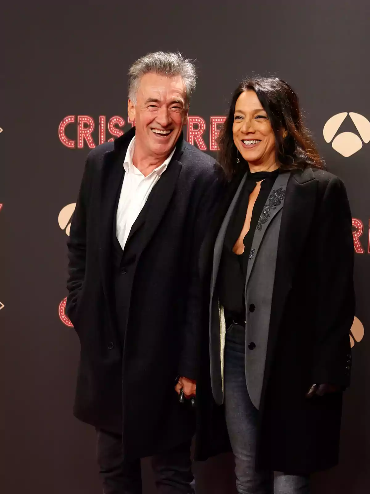 El actor Francis Lorenzo y su mujer Jos Martínez durante el estreno de la serie ‘Cristo y Rey’ .