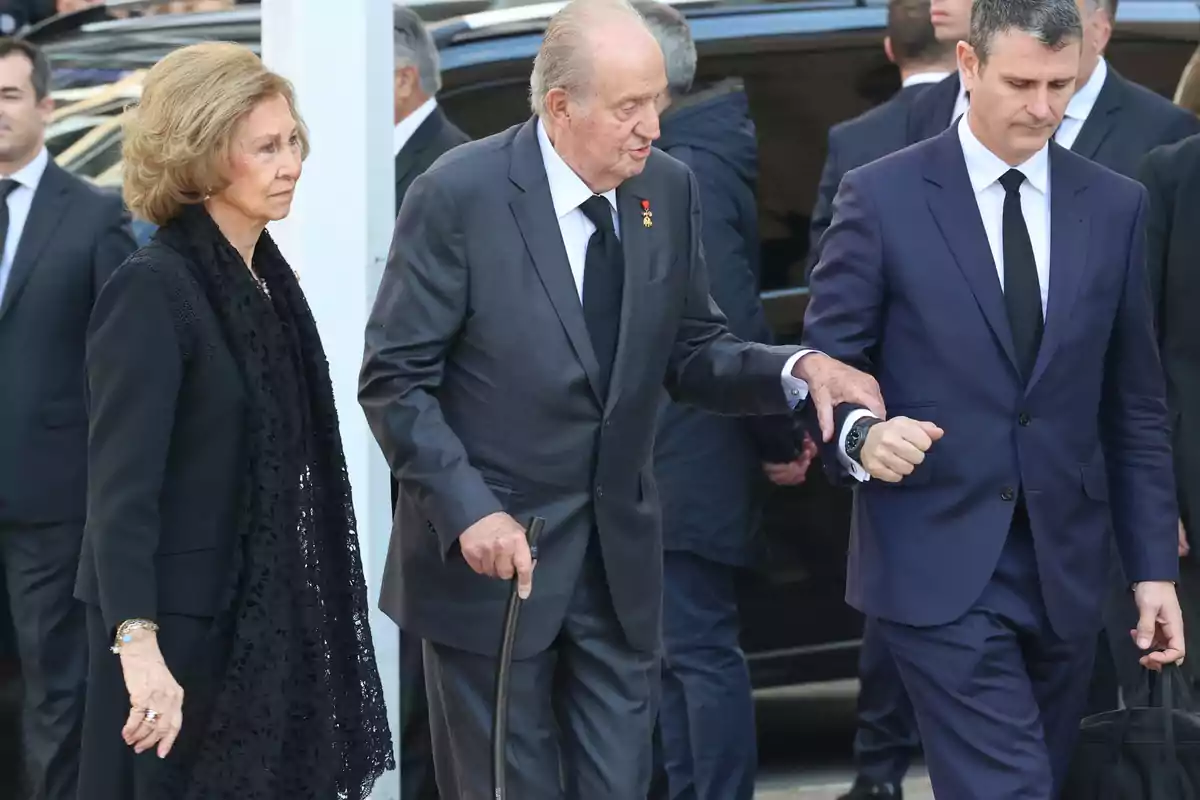 Juan Carlos I y doña Sofía en el funeral de Constantino de Grecia (Atenas).