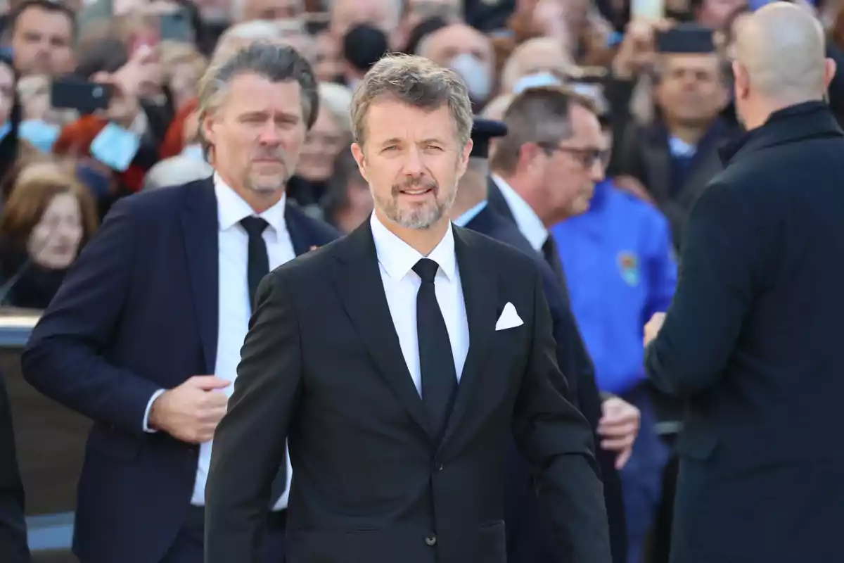 Federico de Dinamarca a su llegada al funeral por el rey Constantino de Grecia en la Catedral Metropolitana de Atenas, a 16 de enero de 2023, en Atenas (Grecia)