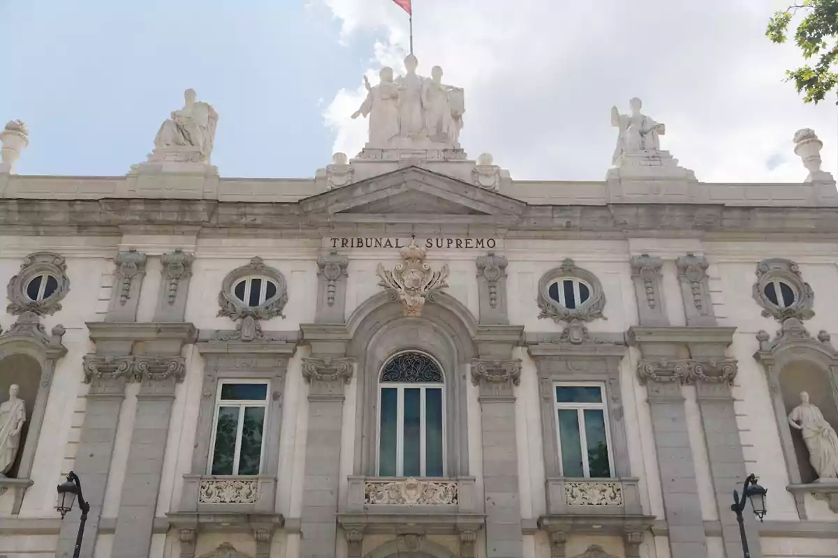 Fachada principal del Tribunal Supremo de España con esculturas y detalles arquitectónicos clásicos Fachada principal del Tribunal Supremo de España con esculturas y detalles arquitectónicos clásicos