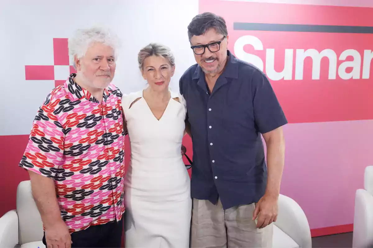 La vicepresidenta segunda y líder de Sumar, Yolanda Díaz (c), el cineasta Pedro Almodóvar (i), y el actor y escritor Carlos Bardém (d), durante un acto con el sector de la cultura en la Sala María Zambrano del Círculo de Bellas Artes, a 21 de julio de 2023, en Madrid (España).