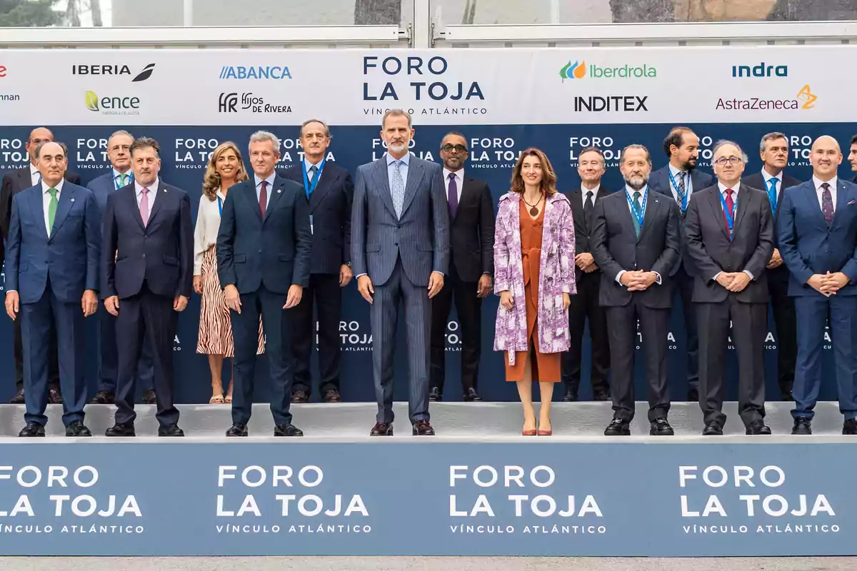 Foto de familia durante el IV Foro La Toja-Vínculo Atlántico, a 28 de septiembre de 2023, en la Isla de La Toja, O Grove, Pontevedra, Galicia (España). Don Felipe preside la inauguración del ‘Foro la Toja – Vínculo Atlántico’,