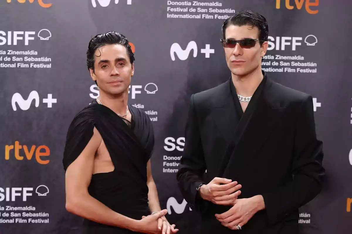 Dos personas posando en la alfombra roja del Festival Internacional de Cine de San Sebastián.