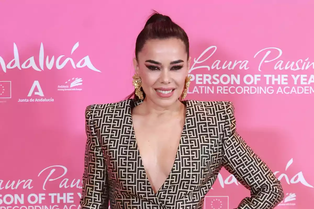 Beatriz Luengo posa en la alfombra roja de la Gala 'Person of the year' de los Latin Grammy.