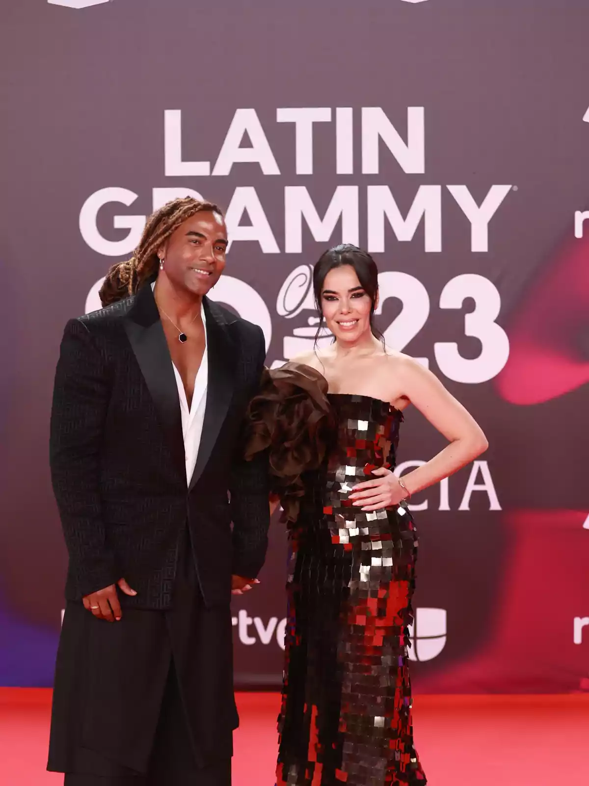 Beatriz Luengo y Yotuel Romero posa durante el photocall previo a la gala de entrega de los Latin Grammy 2023, en el Palacio de Congresos de Sevilla, a 16 de noviembre de 2023, en Sevilla, Andalucía (España).