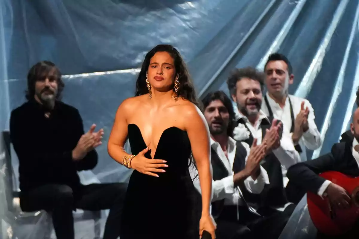 La cantante Rosalía, actúa durante la gala de entrega de los Latin Grammy 2023, en el Palacio de Congresos de Sevilla, a 16 de noviembre de 2023, en Sevilla, Andalucía (España).