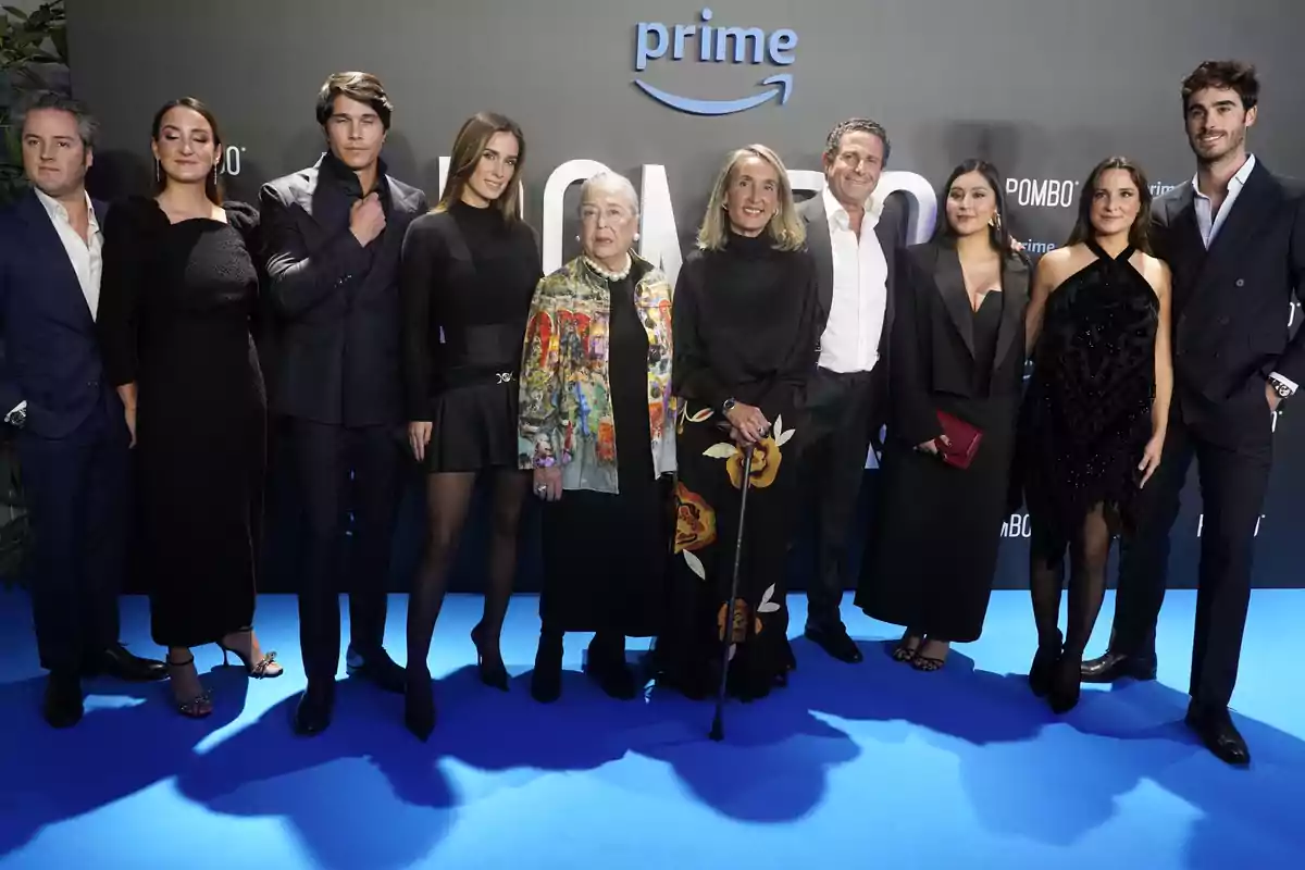 Álvaro López Huerta, Lucia Pombo, Pablo Castellano, María Pombo, Teresa Ribó, Victor Pombo, Gabriela Toral, Marta Pombo y Luis Zamalloa posan en el photocall durantte la premiere de la docuserie 'Pombo', a 27 de noviembre de 2023, en Madrid (España).