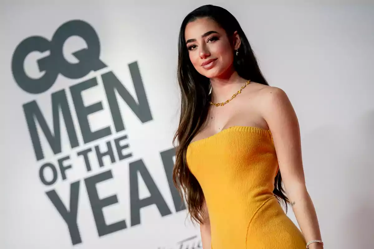 Mujer con vestido amarillo posando en un evento de GQ Men of the Year Mujer con vestido amarillo posando en un evento de GQ Men of the Year