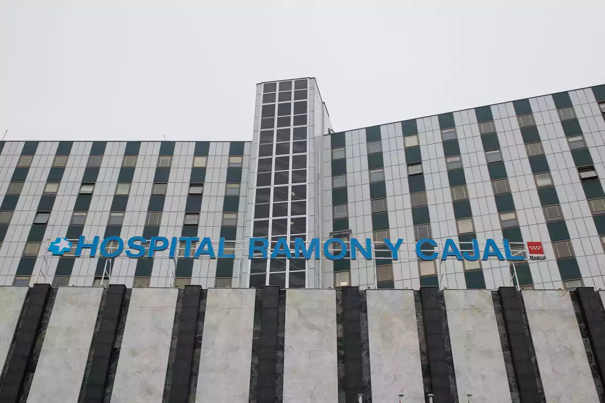 Fachada del Hospital Ramón y Cajal con su letrero azul en la parte superior del edificio.