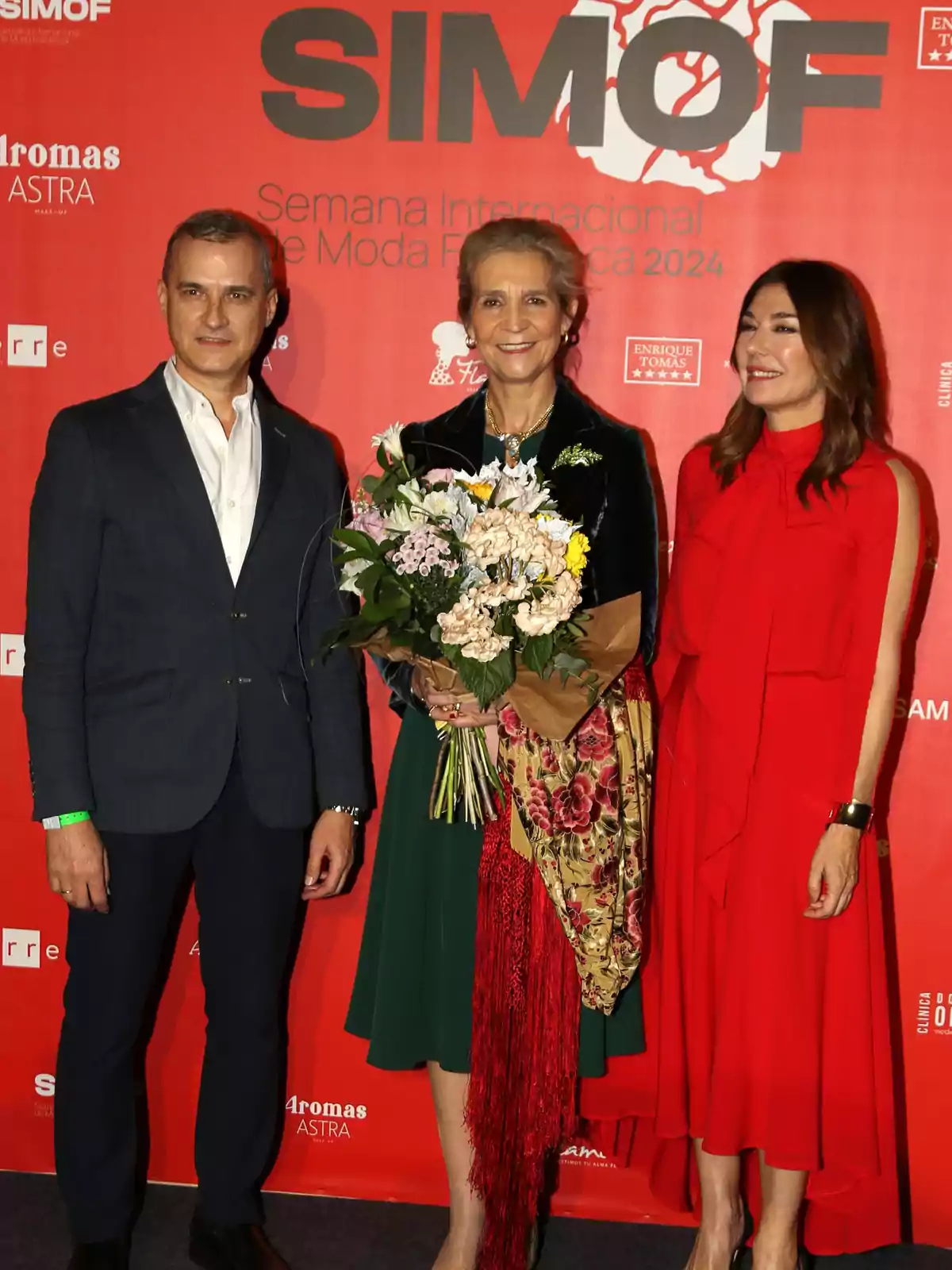 La Infanta Elena y Raquel Revuelta posan durante la inauguración de SIMOF 2024, a 18 de enero de 2024, en Sevilla (España).