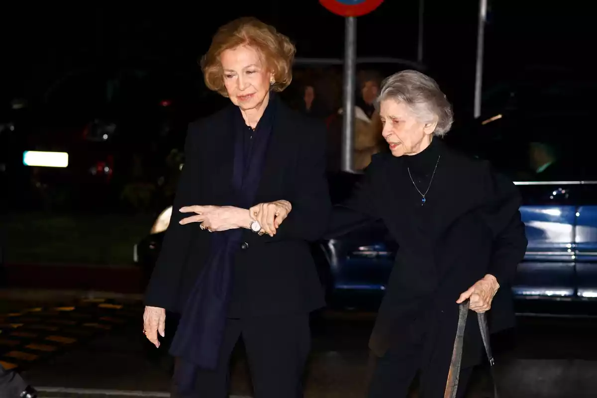 La reina Sofía llegando junto a su hermana, Irene de Grecia, a la capilla ardiente de Fernando Gómez-Acebo, en el Tanatorio Parcesa La Paz, a 02 de Marzo de 2024, en Alcobendas, Madrid (España).