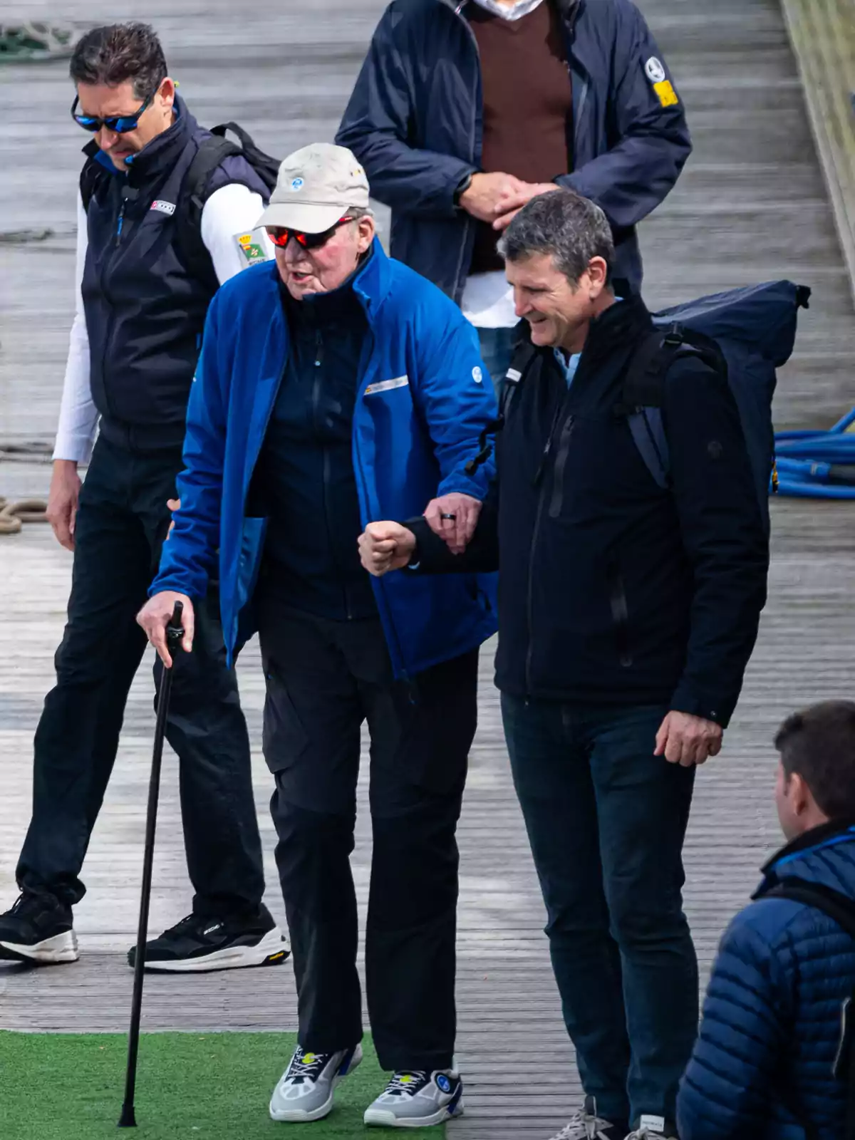 El Rey emérito Juan Carlos I (c) sale a navegar, en el puerto deportivo de Sanxenxo, a 15 de marzo de 2024, en Sanxenxo, Pontevedra, Galicia (España).