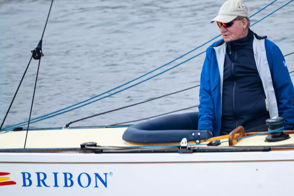 El Rey emérito Juan Carlos I participa durante las regatas en el Club Naútico de Sanxenxo, a 17 de marzo de 2024, en Sanxenxo, Pontevedra, Galicia (España).