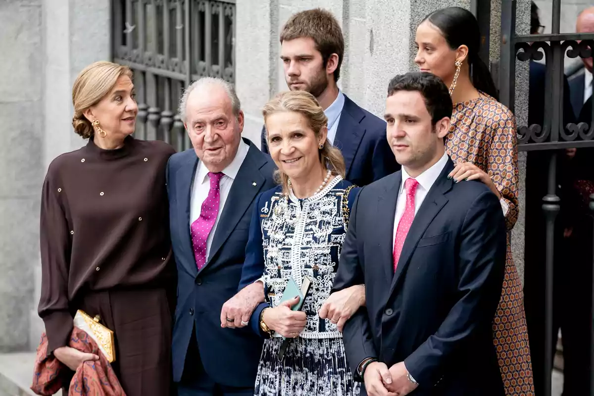 la Infanta Cristina, el Rey emérito Juan Carlos I, la Infanta Elena, y los nietos del Rey Juan Carlos, Froilán de Marichalar y, en segunda fila, Juan Valentín Urdangarín y Victoria Federicha de Marichalar, posan a su salida de la boda del alcalde de Madrid, José Luis Martínez-Almeida, y la sobrina segunda del Rey Felipe VI, Teresa Urquijo, en la parroquia San Francisco de Borja, a 6 de abril de 2024, en Madrid (España).