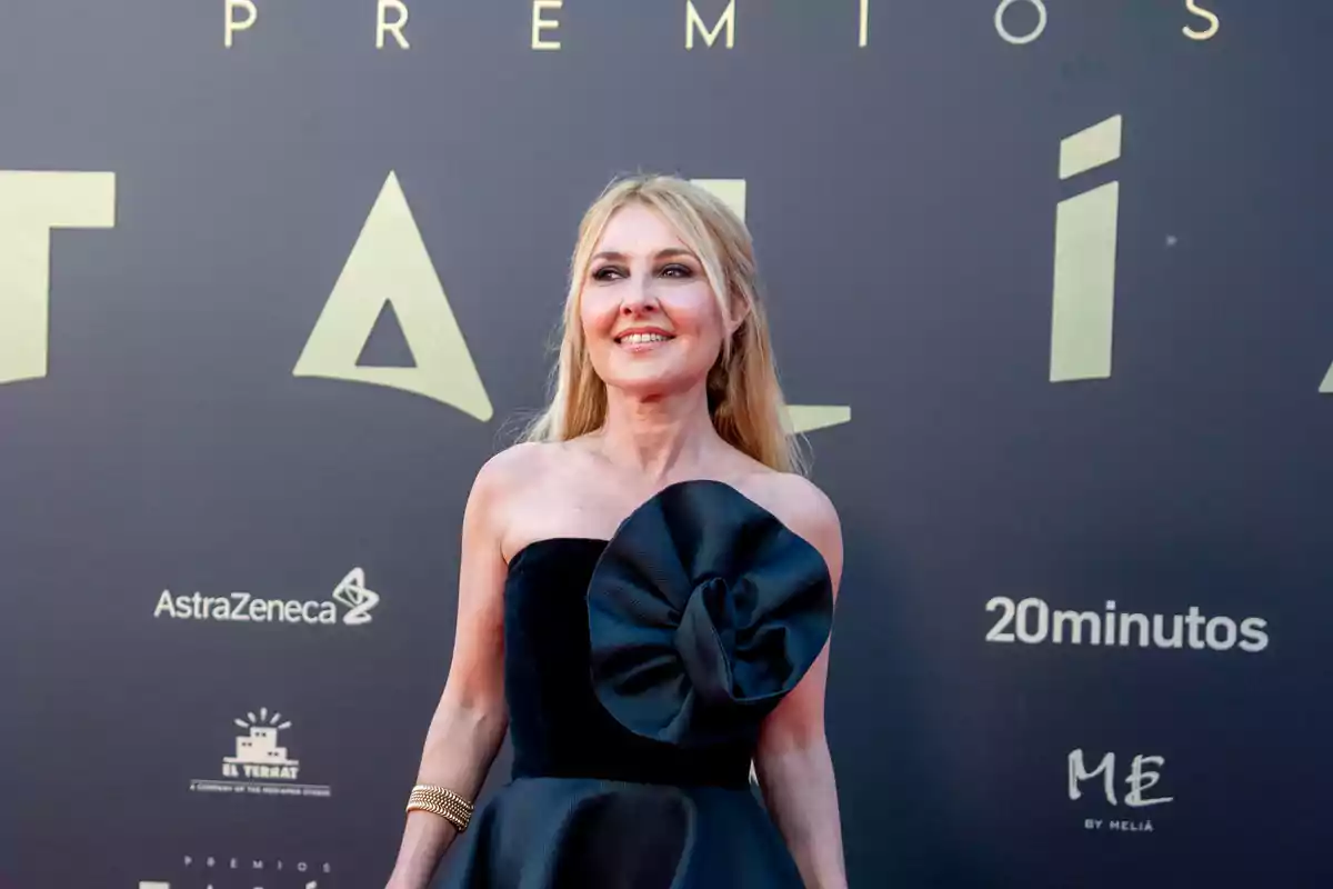 Mujer con vestido negro en la alfombra roja de los Premios Ídolo.