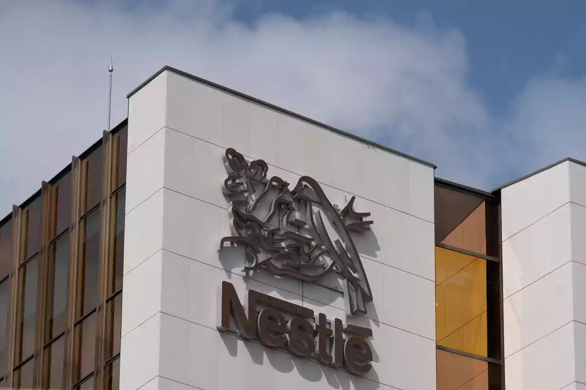 Edificio con el logotipo de Nestlé en la fachada.