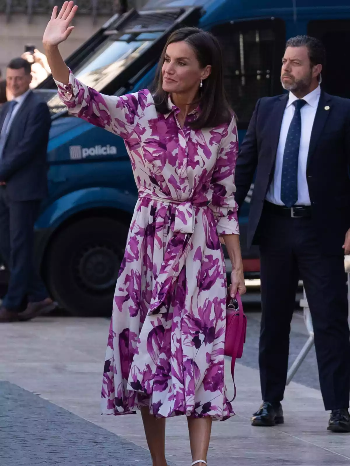 La Reina Letizia saluda a su llegada a una reunión anual de directores del Instituto Cervantes, en el Ayuntamiento de Barcelona, a 23 de julio de 2024, en Barcelona, Catalunya (España).