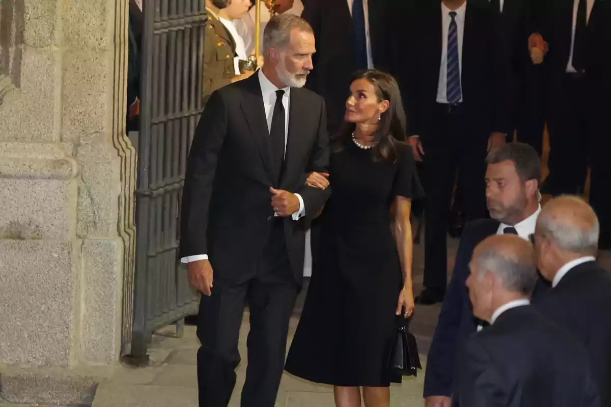 El Rey Felipe y la Reina Letizia a la salida de la Catedral Castrense ante el funeral por Juan Gómez-Acebo, a 08 de septiembre de 2024, en Madrid (España).