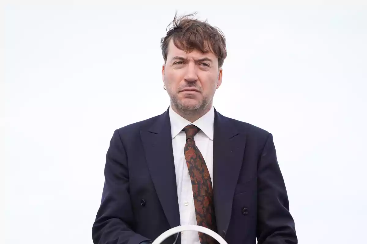 El director Albert Serra posa durante el photocall del documental ‘Tardes de soledad’, en el Festival de Cine de San Sebastián, a 23 de septiembre de 2024, en San Sebastián, Guipúzcoa, País Vasco (España).