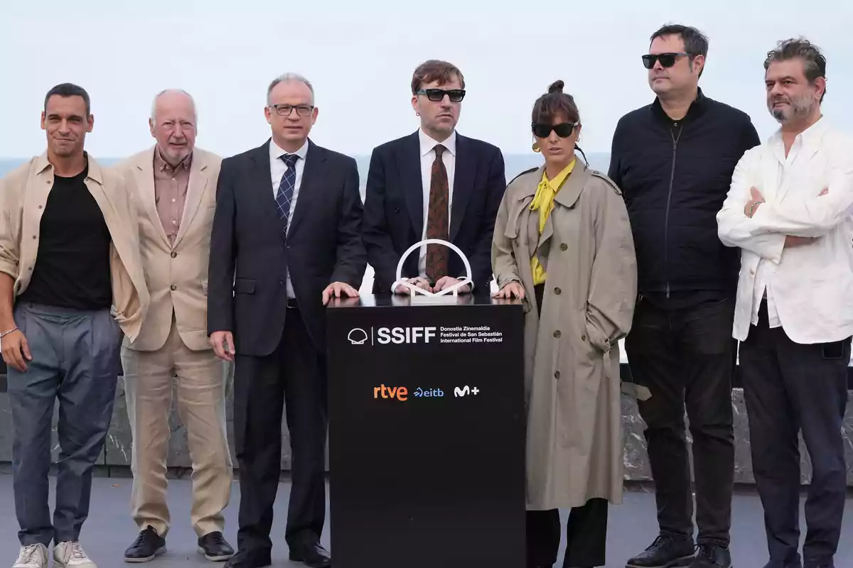 El productor Ricard Sales (1i), el director Albert Serra (c), la productora Montse Triola (3d) y el productor, Luis Ferrón Ferri (2i) posa durante el photocall del documental ‘Tardes de soledad’, en el Festival de Cine de San Sebastián, a 23 de septiembre de 2024, en San Sebastián, Guipúzcoa, País Vasco (España).