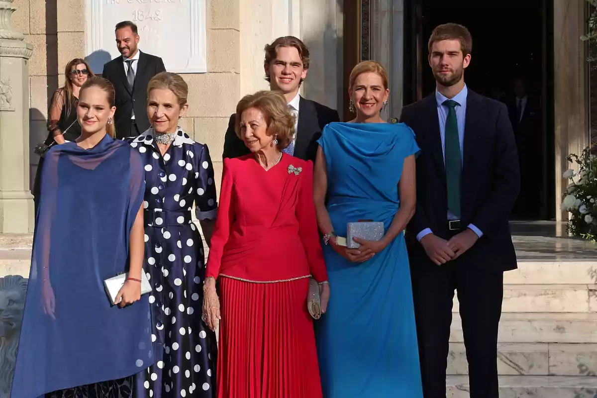 Irene Urdanagarin, la Infanta Elena de Borbón. la Reina Sofía de Grecia, la Infanta Cristina de Borbón, Miguel Urdangarin y Juan Urdangarin llegan a la Catedral de la Anunciación de Santa María para asistir al enlace matrimonial entre Teodora de Grecia, cuarta hija del Rey Constantino II de Grecia, con Matthew Kumar, a 28 de septiembre de 2024, en Atenas (Grecia)