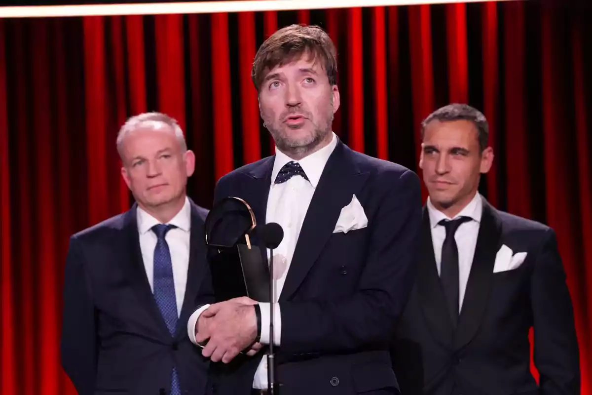 El director Albert Serra (c) recibe la Concha de Oro a mejor película, por 'Tardes de Soledad', durante la Gala de clausura del Festival de San Sebastián, en el Palacio de Congresos Kursaal, a 28 de septiembre de 2024, en San Sebastián, Guipúzcoa, País Vasco (España).