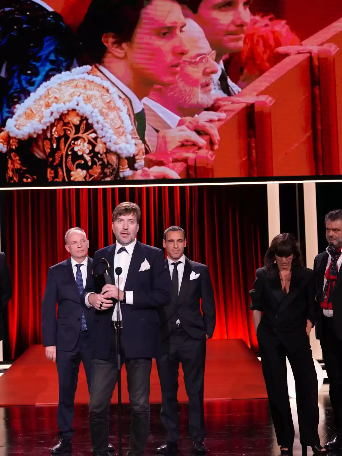 El director Albert Serra recibe la Concha de Oro a Mejor Película, por 'Tardes de Soledad', durante la Gala de clausura del Festival de San Sebastián, en el Palacio de Congresos Kursaal, a 28 de septiembre de 2024, en San Sebastián, Guipúzcoa, País Vasco (España).