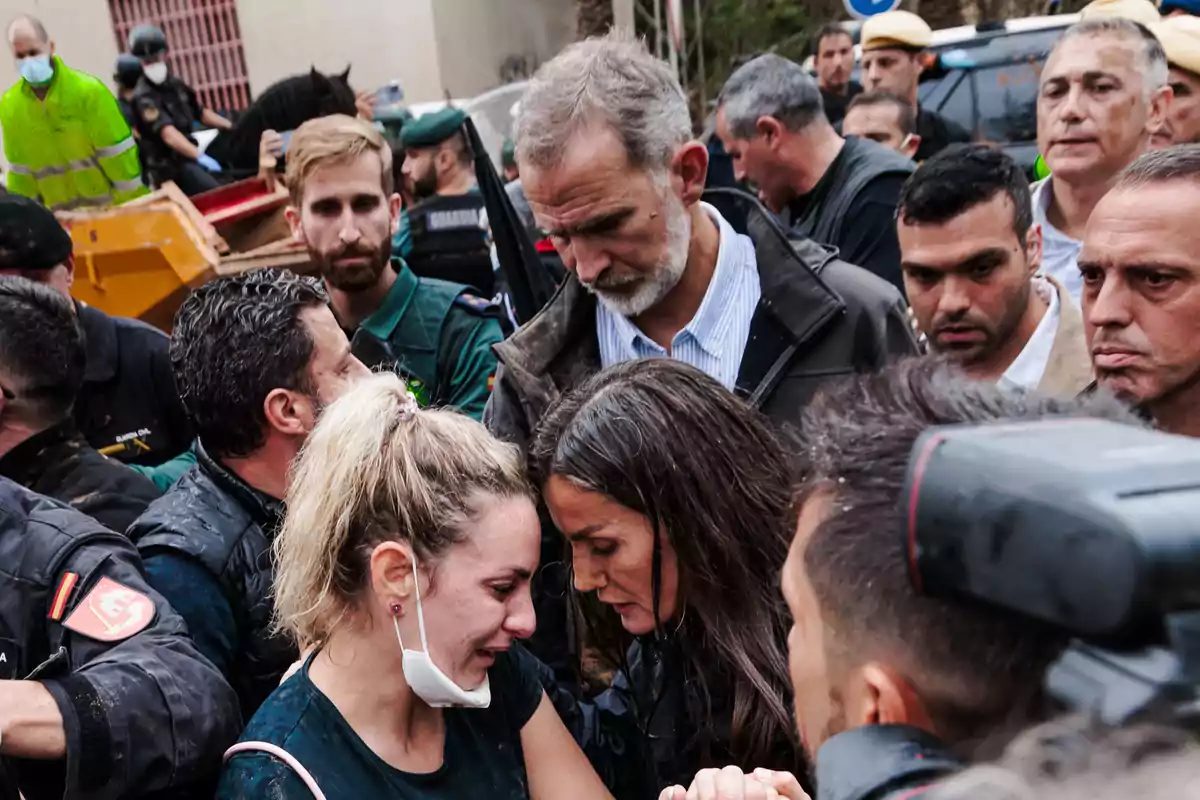 El Rey Felipe VI y la Reina Letizia durante su visita a una zona afectada por la DANA, a 3 de noviembre de 2024, en Paiporta, Valencia, Comunidad Valenciana (España