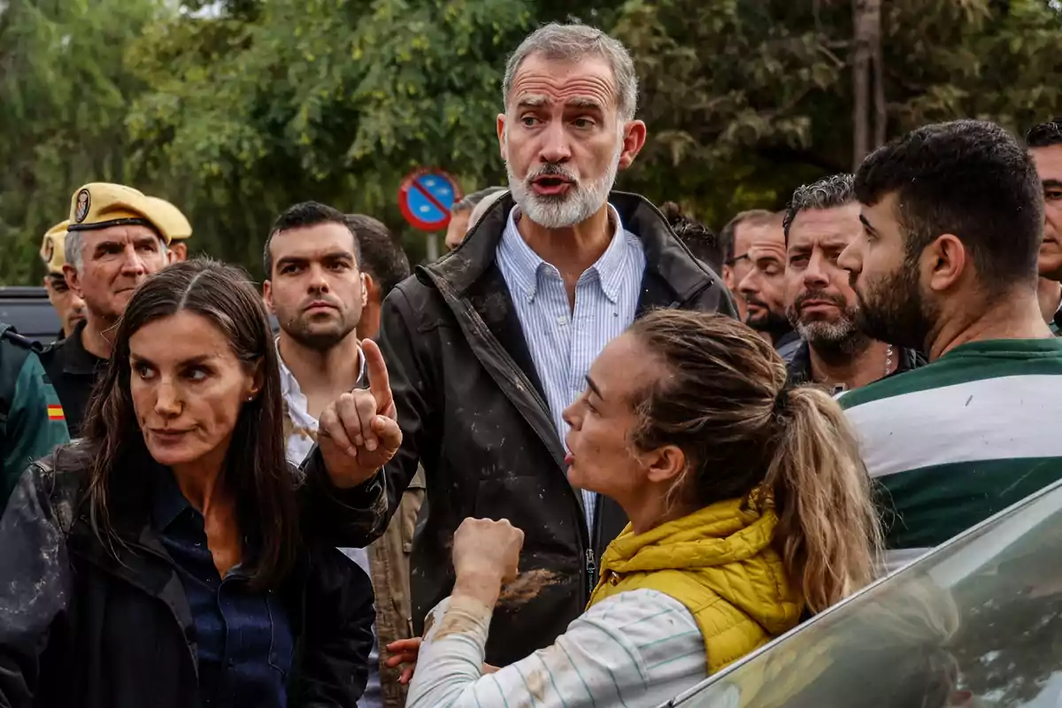 El Rey Felipe VI y la Reina Letizia durante su visita a una zona afectada por la DANA, a 3 de noviembre de 2024, en Paiporta, Valencia, Comunidad Valenciana (España).