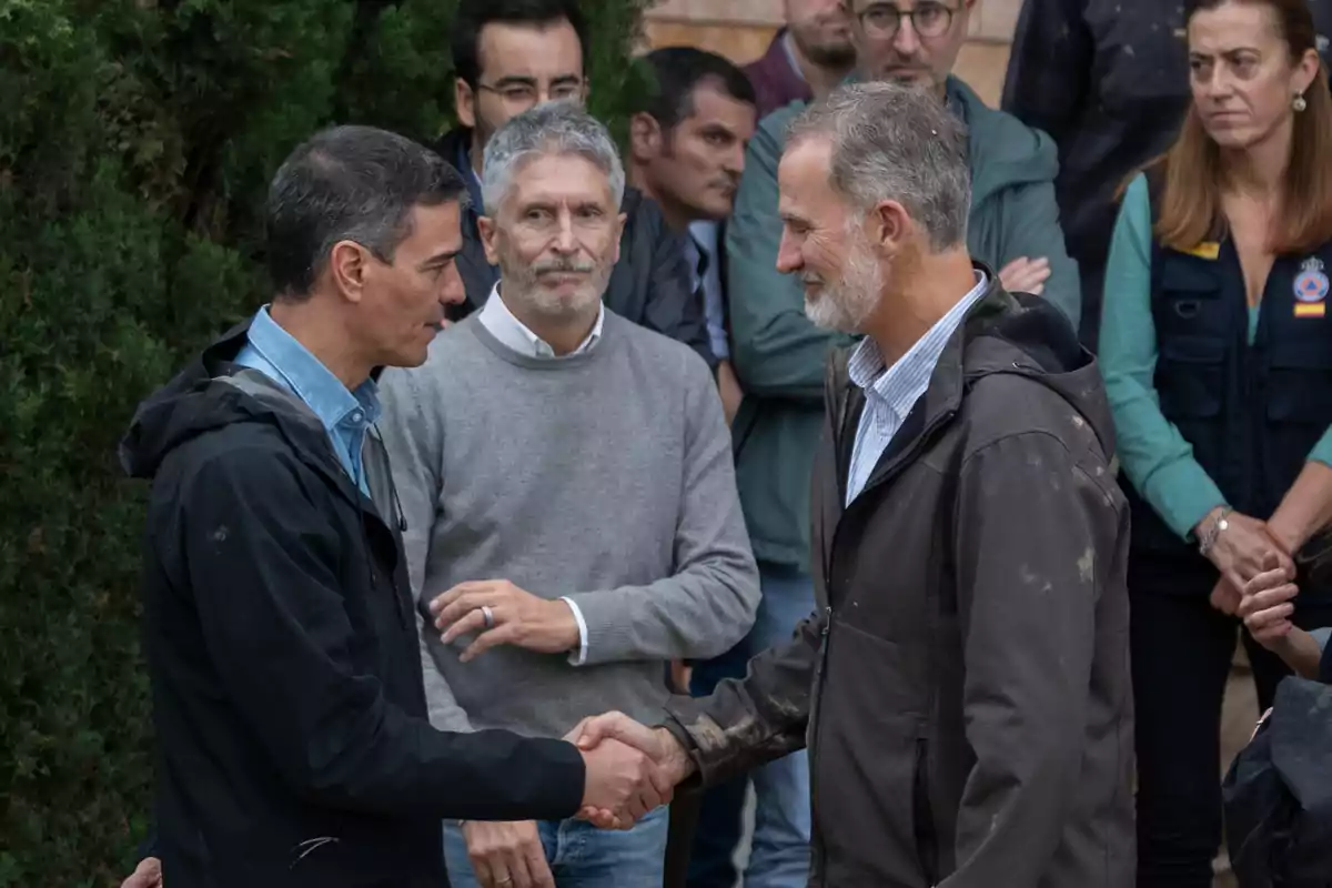 El Rey Felipe VI (d) saluda al presidente del Gobierno, Pedro Sánchez (i), durante su visita al centro del 112, a 3 de noviembre de 2024, en Valencia, Comunidad Valenciana (España).