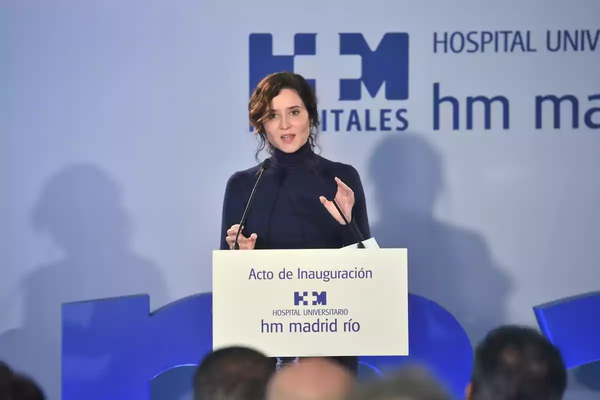 Una persona hablando en un podio durante un acto de inauguración en el Hospital Universitario HM Madrid Río.