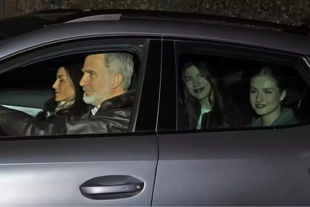 Un grupo de personas viaja en un automóvil, con dos personas en los asientos delanteros y dos en los traseros, todos parecen estar disfrutando del viaje. Un grupo de personas viaja en un automóvil, con dos personas en los asientos delanteros y dos en los traseros, todos parecen estar disfrutando del viaje.
