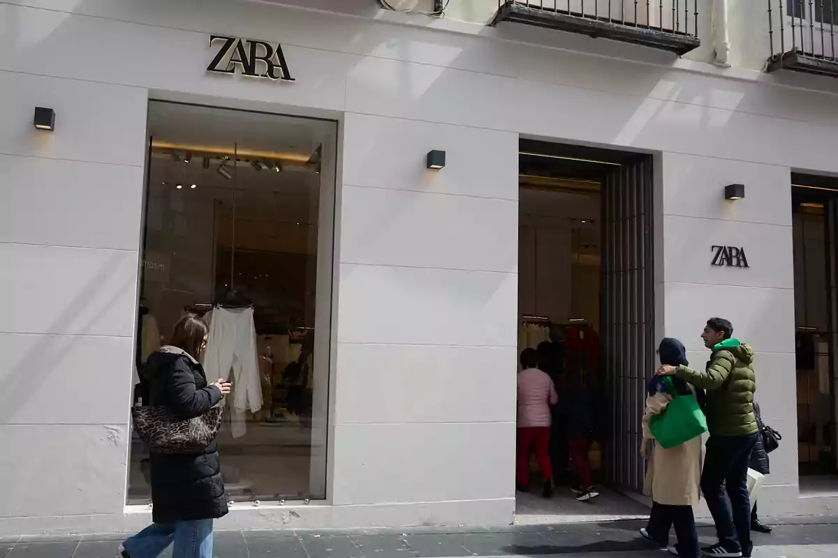 Fachada de una tienda Zara con varias personas entrando y saliendo