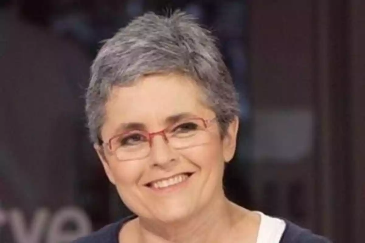 Mujer de cabello corto y canoso con gafas rojas sonriendo Mujer de cabello corto y canoso con gafas rojas sonriendo