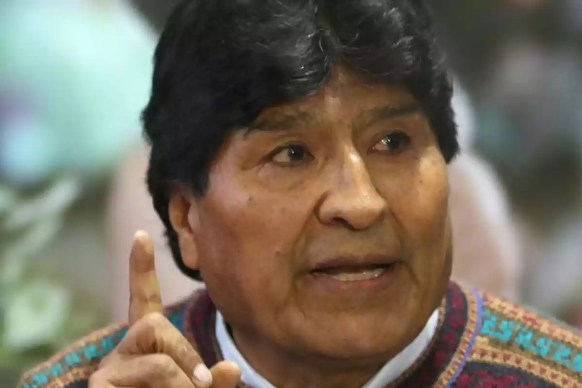 Evo Morales levantando el dedo índice.